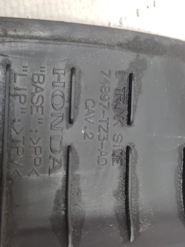 Накладка крышки багажника задняя левая TLX 14-17 2016 Седан 3.5