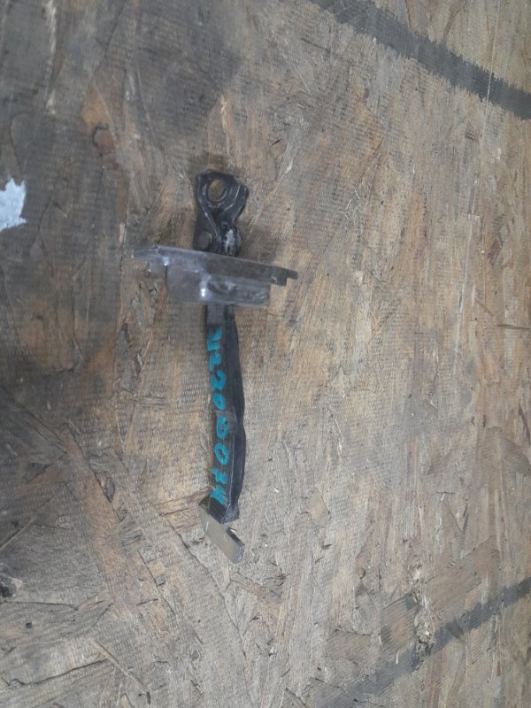 Запчасть ограничитель двери задний правый TOYOTA RAV4 05-12 2008 GSA33 3.5 2GR-FE 68630-42030 Б/У Ограничитель двери задний правый TOYOTA RAV4 05-12 2008 GSA33 3.5 2GR-FE 68630-42030 Б/У