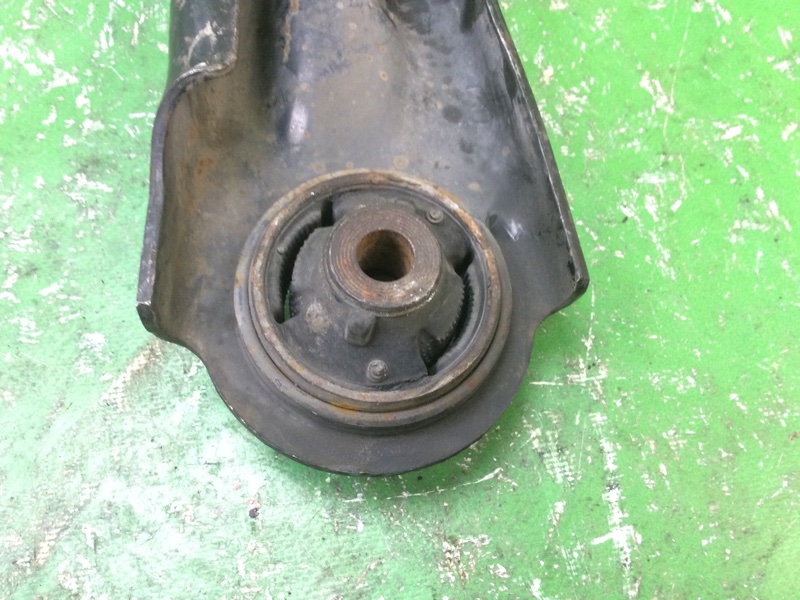 Рычаг передней подвески нижний передний правый NV200 USA 13- 2017 M20X 2.0 MR20DE