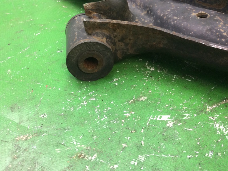 Рычаг передней подвески нижний передний правый NV200 USA 13- 2017 M20X 2.0 MR20DE