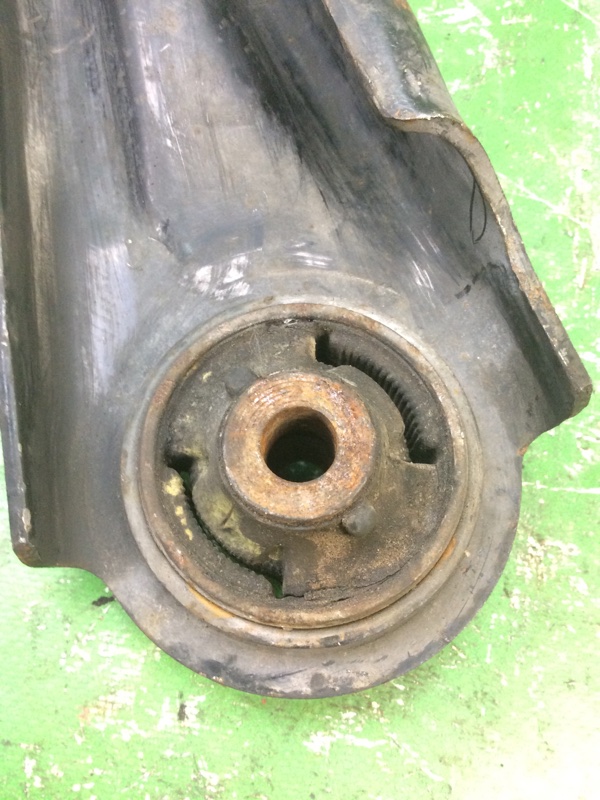 Рычаг передней подвески нижний передний левый NISSAN NV200 USA 13- M20X 2.0 MR20DE