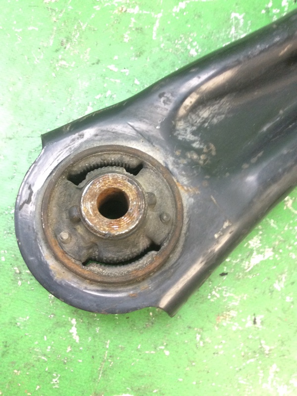 Рычаг передней подвески нижний передний левый NV200 USA 13- 2017 M20X 2.0 MR20DE