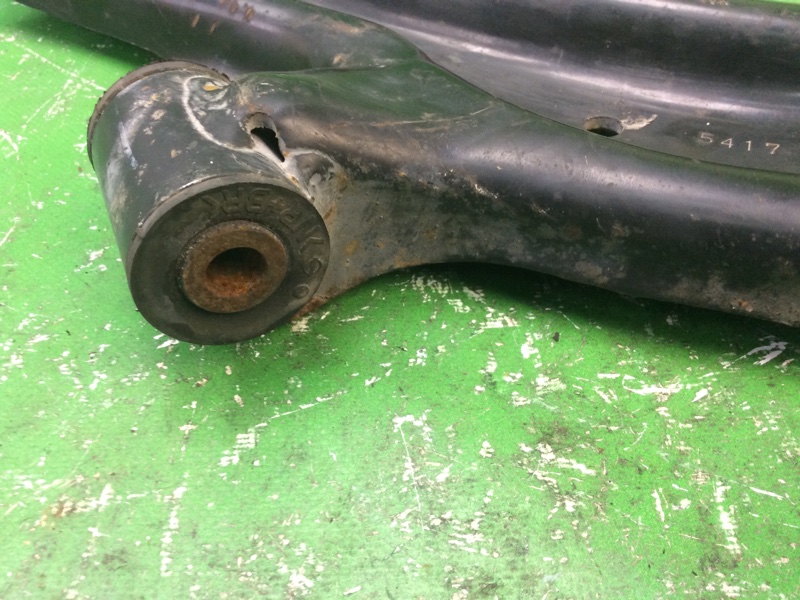 Рычаг передней подвески нижний передний левый NV200 USA 13- 2017 M20X 2.0 MR20DE