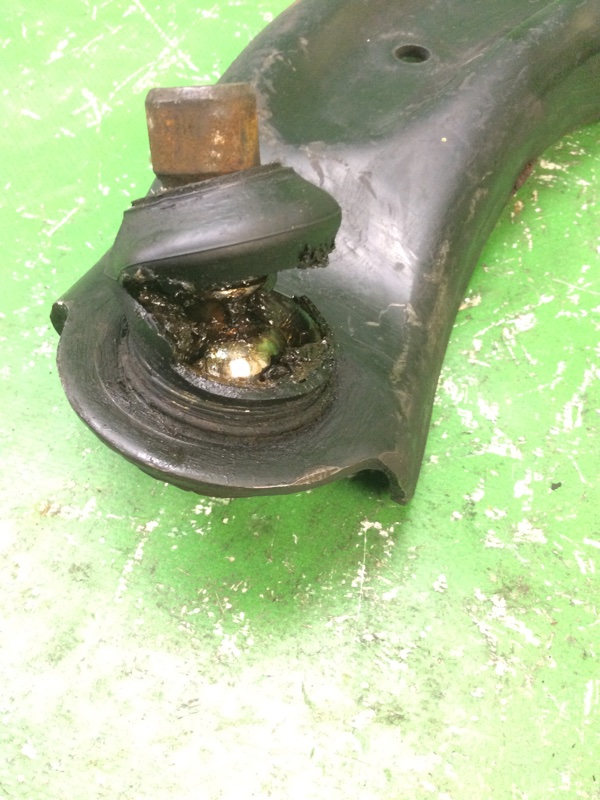 Рычаг передней подвески нижний передний левый NV200 USA 13- 2017 M20X 2.0 MR20DE