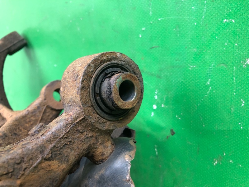 Цапфа задняя левая PASSAT B7 11-15 2012 2.5 CBUA