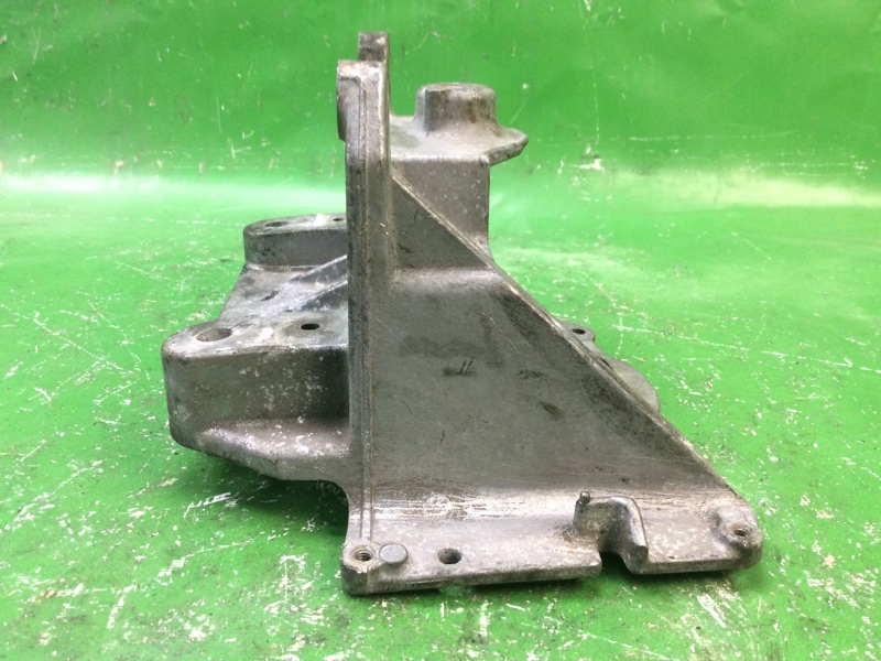 Кронштейн опоры двигателя левый NISSAN NV200 USA 13- M20X 2.0 MR20DE