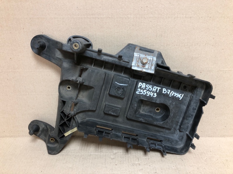 Запчасть полка аккумулятора VOLKSWAGEN PASSAT B7 11-15 2014 Седан 2.5 CBUA 1KM 915 333 Б/У Полка аккумулятора VOLKSWAGEN PASSAT B7 11-15 2014 Седан 2.5 CBUA 1KM 915 333 Б/У