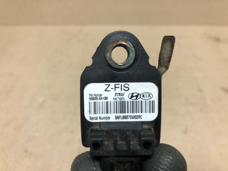 Датчик удара передний HYUNDAI SONATA YF 10-14 YF 2.4 G4KK Датчик удара передний HYUNDAI SONATA YF 10-14 YF 2.4 G4KK