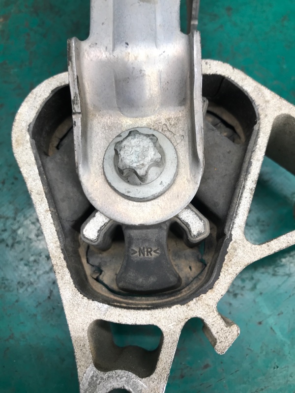 Подушка двигателя правая QX30 16-20 2018 Внедорожник 2.0 20PET