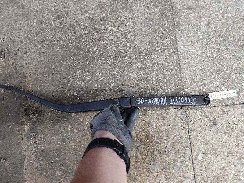 Поводок стеклоочистителя передний правый TOYOTA CAMRY 30 02-06 2004 ACV30 2.4 2AZFE 85211-AA041 Б/У