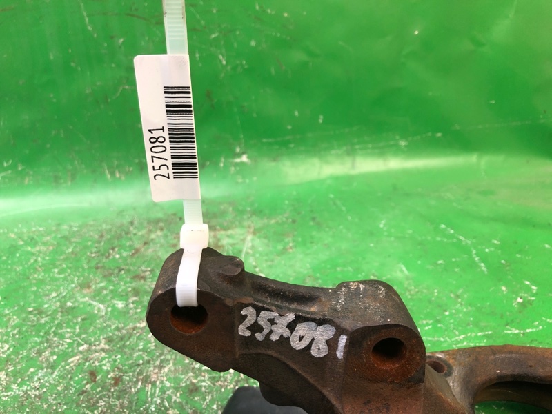 Кулак поворотный передний левый JOURNEY 08-20