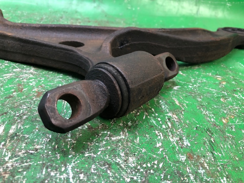 Рычаг передней подвески нижний передний левый LEXUS ES300 96-01 MCV20 3.0 1MZFE