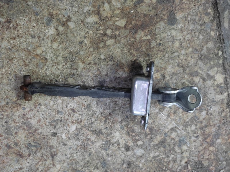 Ограничитель двери задний левый SUZUKI SWIFT 04-11 Б/У