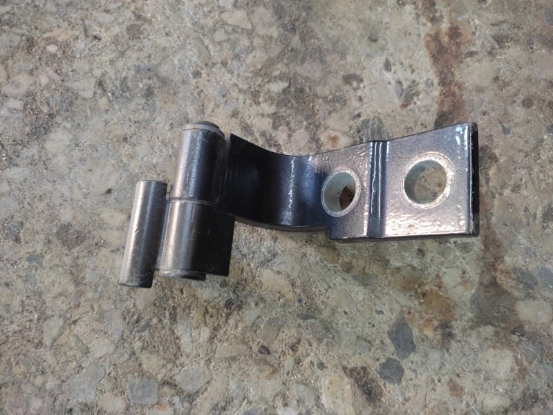 Петля двери нижняя задняя левая LS460 06-12