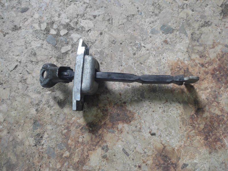 Ограничитель двери задний правый TOYOTA PRIUS - 20 03-11 Б/У