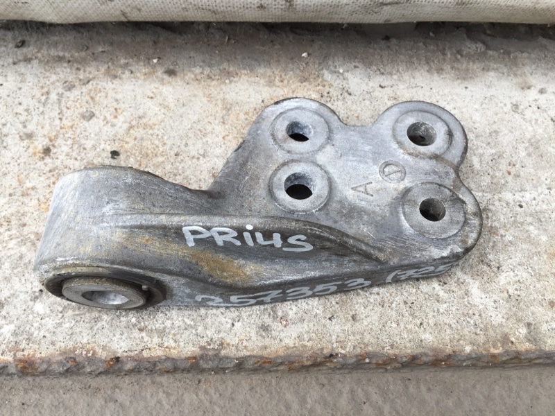 Кронштейн двигателя задний PRIUS 16- 2016 Хэтчбек 1.8 2ZRFXE