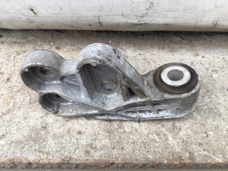 Кронштейн двигателя задний PRIUS 16- 2016 Хэтчбек 1.8 2ZRFXE