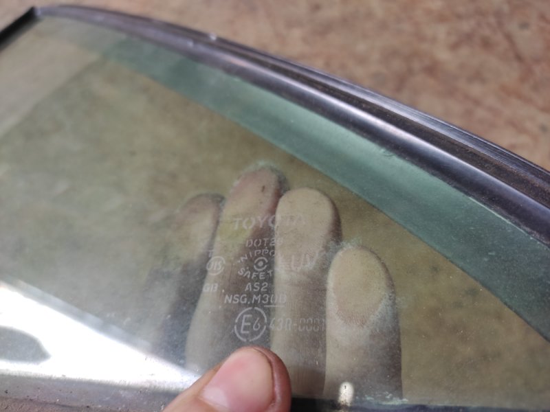 Стекло двери глухое заднее левое CAMRY 40 06-11