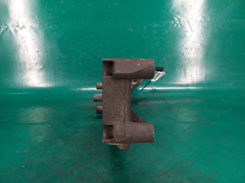 Кронштейн генератора S70 97-00 1999 Седан 2.5