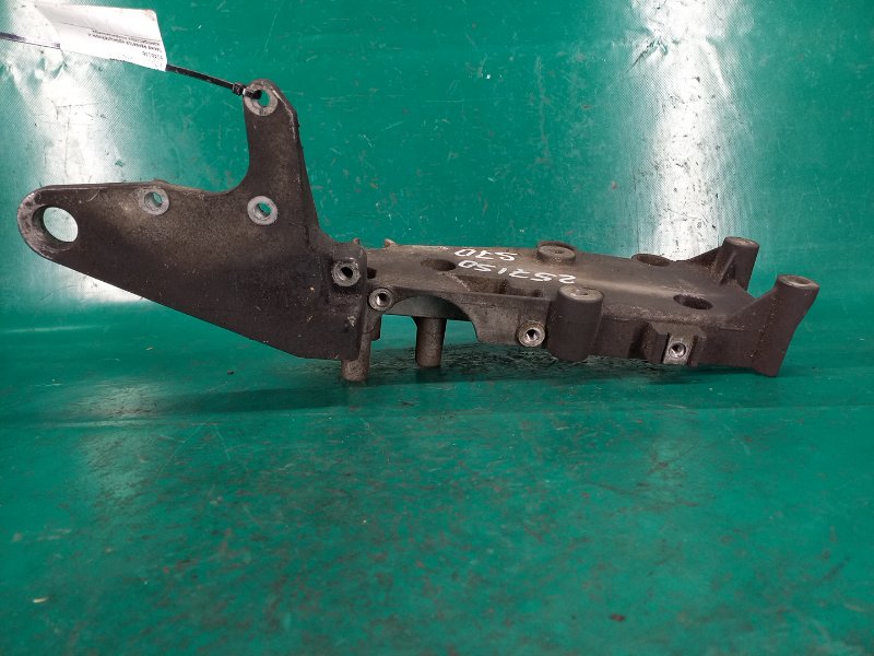 Кронштейн генератора S70 97-00 1999 Седан 2.5