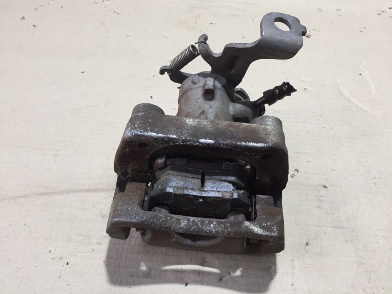 Суппорт тормозной задний левый MATRIX 08-14 2008 Хэтчбек 1.8 2ZRFE