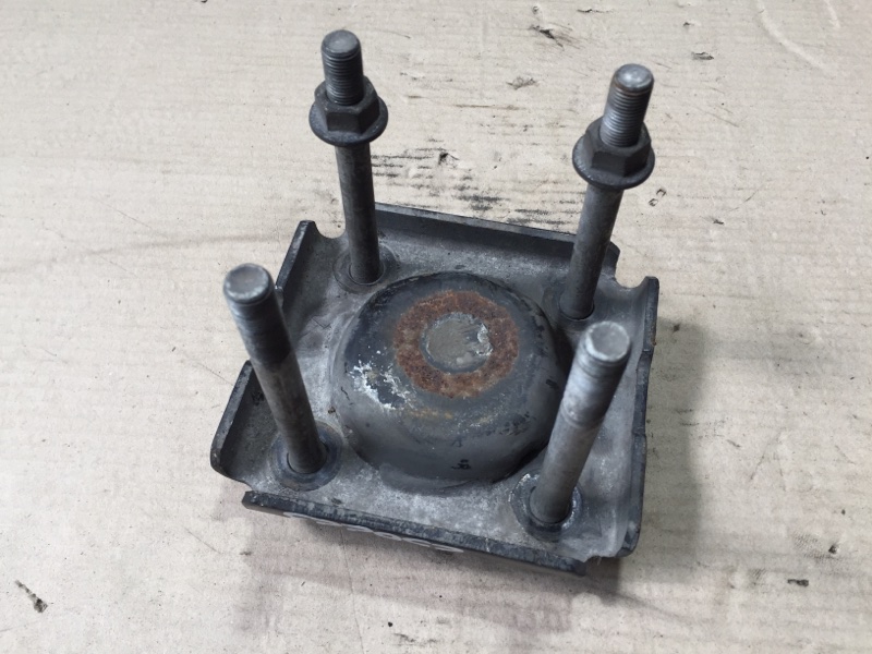 Крепление рессоры NISSAN NV200 USA 13- M20X 2.0 MR20DE