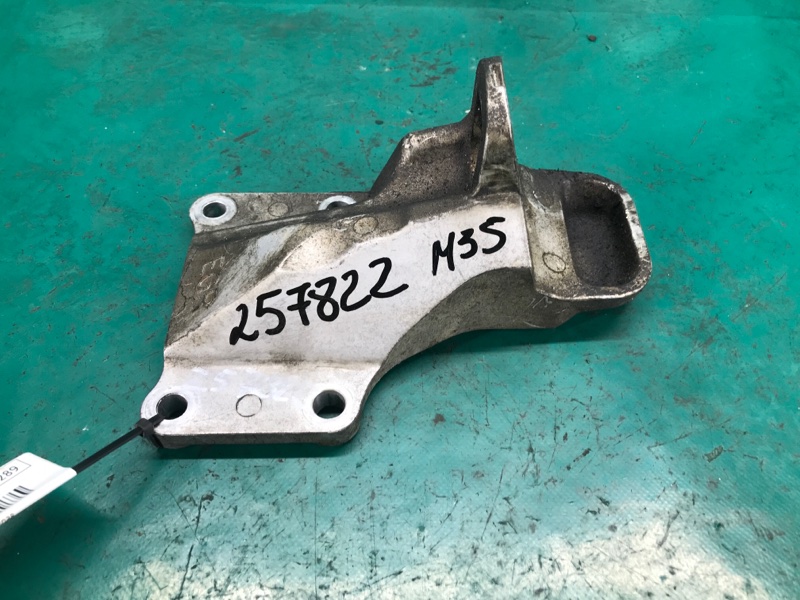 Кронштейн опоры двигателя правый INFINITI M35/M45 04-10 Седан 3.5 VQ35DE