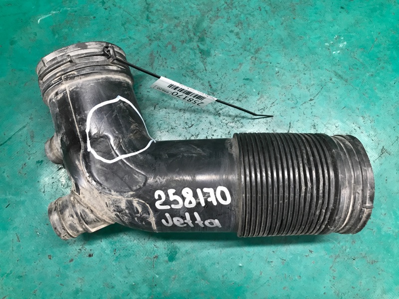 Патрубок воздушного фильтра VOLKSWAGEN JETTA USA 10-17 2011 Седан CBTA 2.5L 07K 129 684 B Б/У