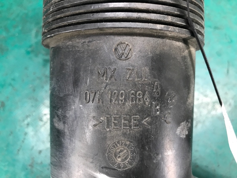 Патрубок воздушного фильтра JETTA USA 10-17 2011 Седан CBTA 2.5L