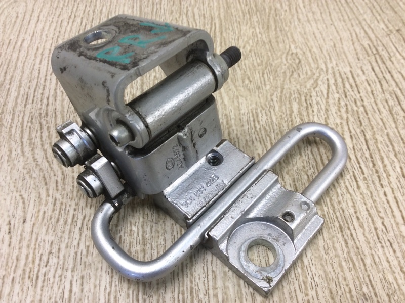 Петля двери нижняя задняя правая VOLKSWAGEN PASSAT CC 12-18 2013 Седан 2.0 CBFA 3C8833412B Б/У