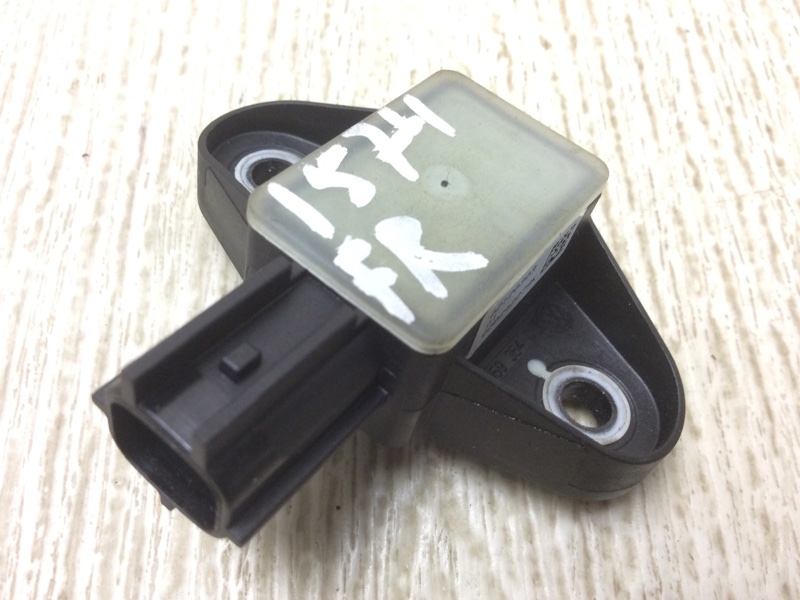 Датчик удара передний правый PASSAT CC 12-18 2013 Седан 2.0 CBFA