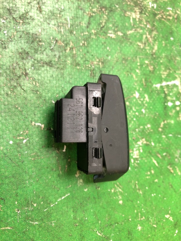 Кнопка передняя правая PASSAT B7 11-15 2012 2.5 CBUA