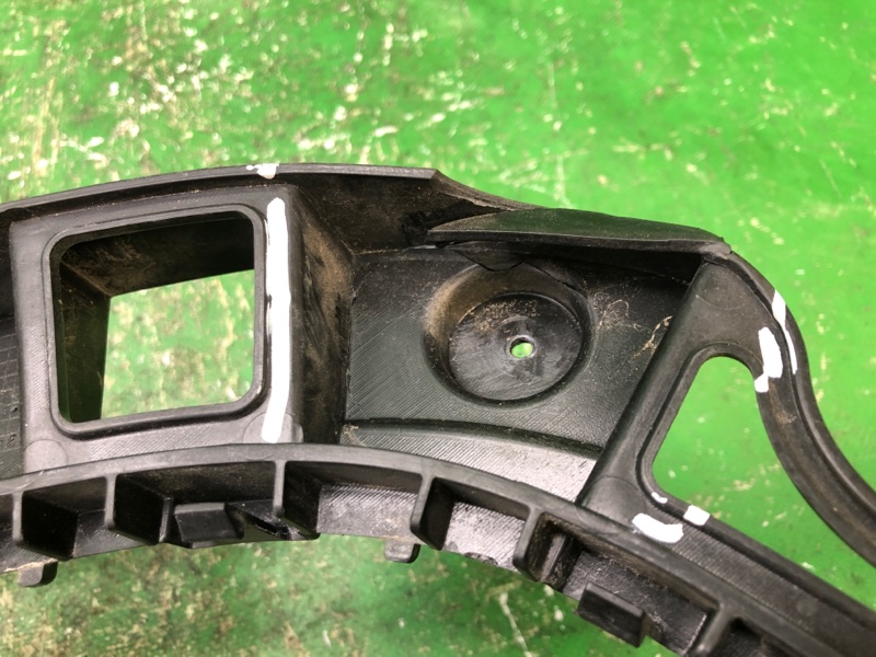 Кронштейн заднего бампера задний правый PASSAT B7 11-15 2012 2.5 CBUA