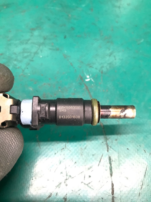 Форсунка топливная JETTA USA 10-17 2011 Седан CBTA 2.5L