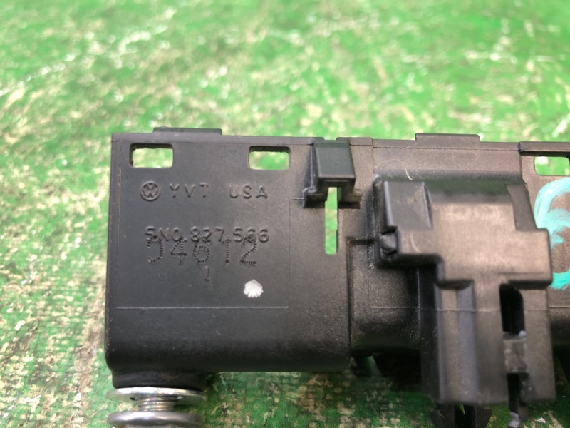 Кнопка открывания багажника наружная PASSAT B7 11-15 2012 2.5 CBUA