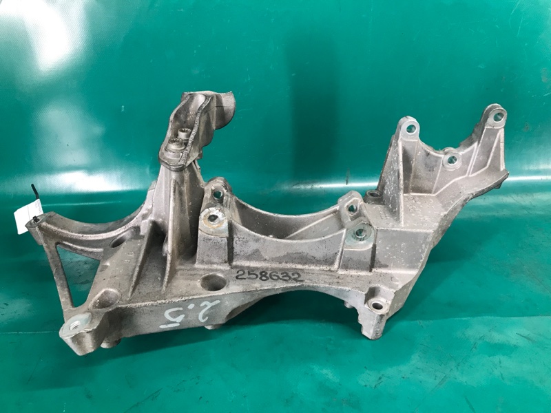 Кронштейн генератора VOLKSWAGEN PASSAT B7 11-15 Седан CBTA 2.5L