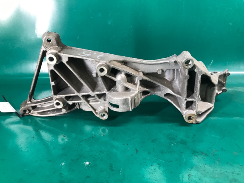 Кронштейн генератора PASSAT B7 11-15 2012 Седан CBTA 2.5L