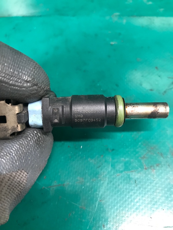 Форсунка топливная VOLKSWAGEN PASSAT B7 11-15 Седан CBTA 2.5L