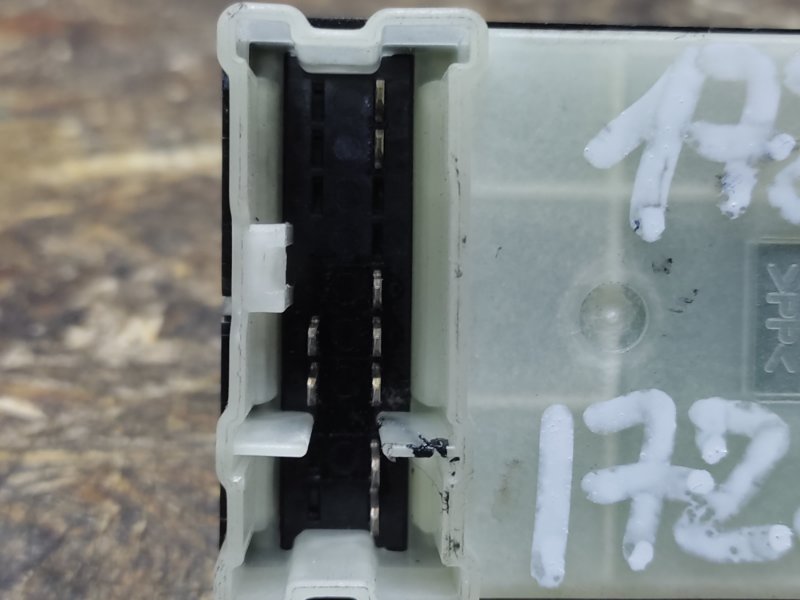 Кнопка стеклоподъемника задняя левая INFINITI G25/G35/G37/Q40 06-14 Седан 3.5 VQ35HR