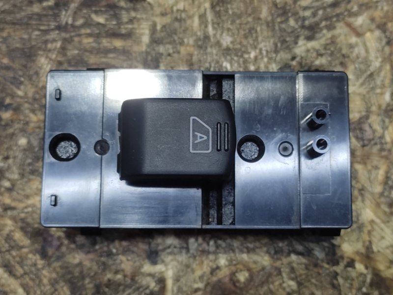 Кнопка стеклоподъемника задняя левая G25/G35/G37/Q40 06-14 2007 Седан 3.5 VQ35HR