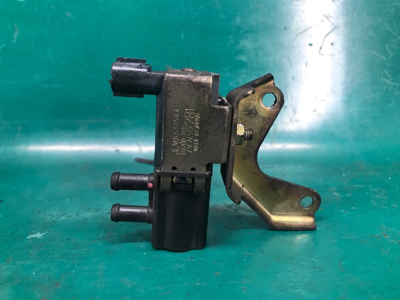 Клапан электромагнитный (вакуумный) MITSUBISHI ENDEAVOR 03-11 2003 Внедорожник 3.8 MR561544 Б/У