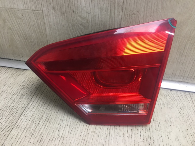 Фонарь внутренний задний правый VOLKSWAGEN PASSAT B7 11-15 2012 2.5 CBUA 561 945 094 C Б/У