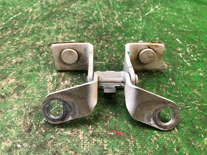 Запчасть петля крышки багажника задняя правая JEEP COMPASS 06-16 2014 MK49 2.4 ED3 4589530AA Б/У Петля крышки багажника задняя правая JEEP COMPASS 06-16 2014 MK49 2.4 ED3 4589530AA Б/У