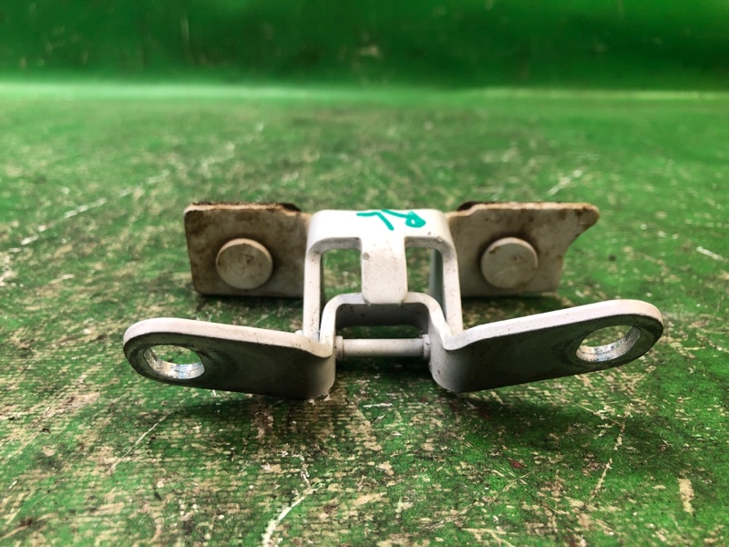 Запчасть петля крышки багажника задняя левая JEEP COMPASS 06-16 2014 MK49 2.4 ED3 4589531AA Б/У Петля крышки багажника задняя левая JEEP COMPASS 06-16 2014 MK49 2.4 ED3 4589531AA Б/У