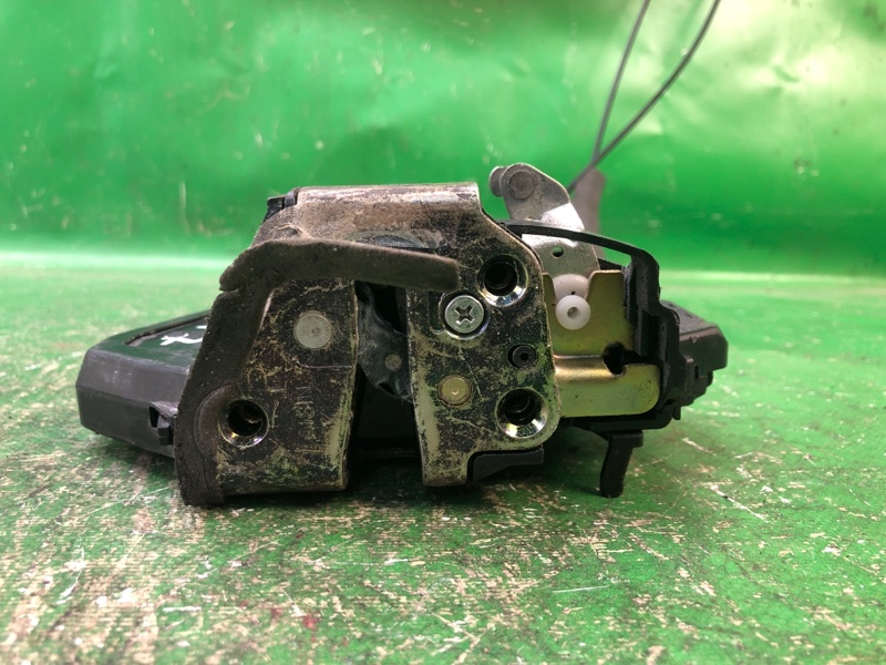 Замок двери задний правый LEXUS ES300 ES330 01-06 MCV30 3.0 1MZFE