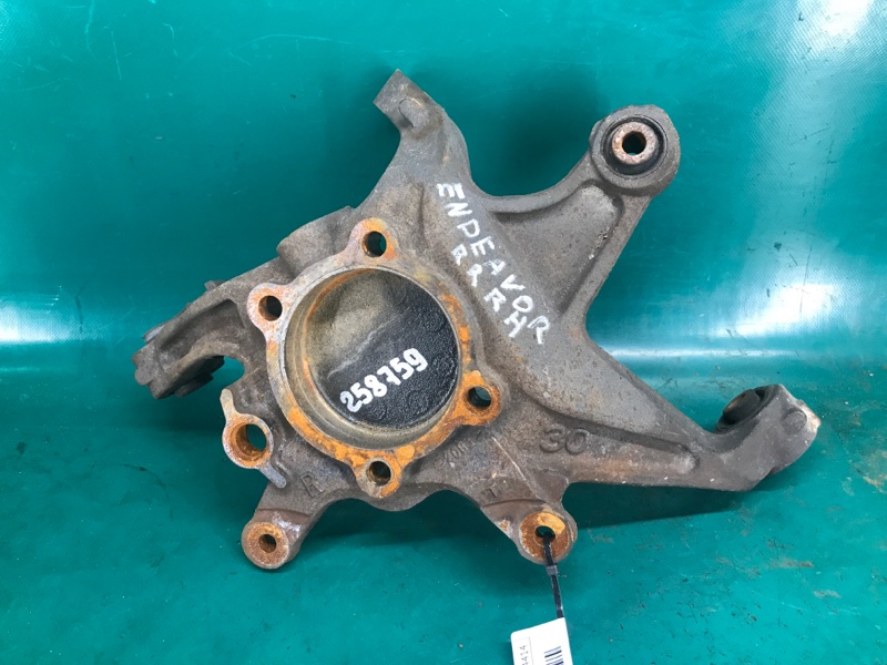 Цапфа правая MITSUBISHI ENDEAVOR 03-11 2003 Внедорожник 3.8 MR589522 Б/У