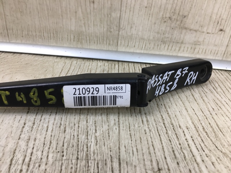 Поводок стеклоочистителя передний правый PASSAT B7 11-15 2013 A32 CBTA 2.5L
