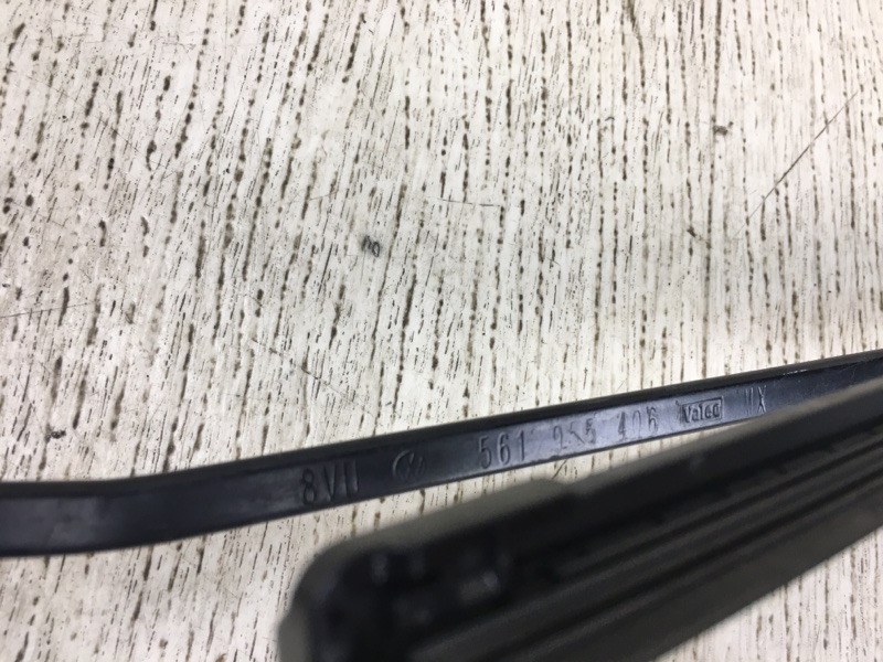 Поводок стеклоочистителя передний правый PASSAT B7 11-15 2013 A32 CBTA 2.5L