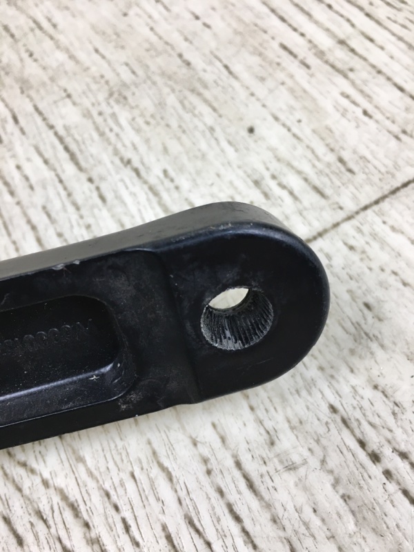 Поводок стеклоочистителя передний правый PASSAT B7 11-15 2013 A32 CBTA 2.5L