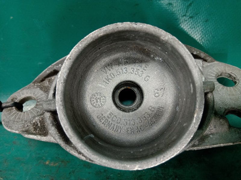 Опора амортизатора задняя JETTA USA 10-17 2011 CBTA 2.5L